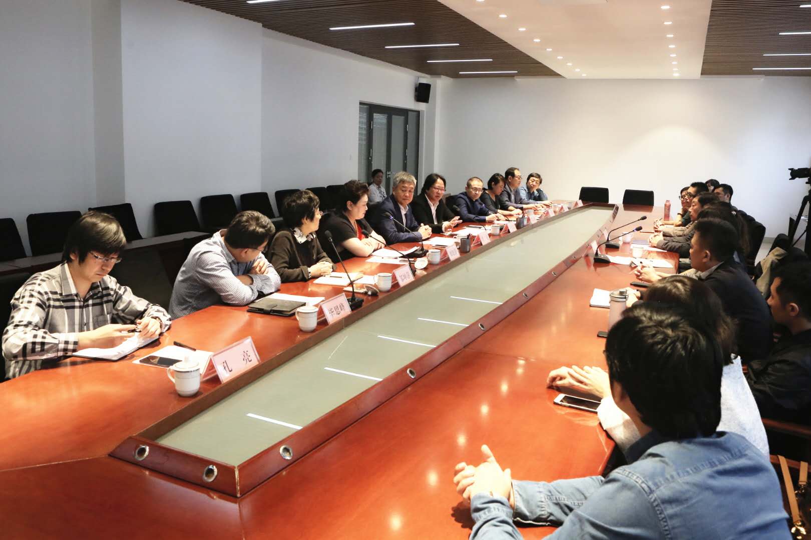 集團(tuán)與山藝聯(lián)合辦學(xué)新進(jìn)展:電影學(xué)院新聘院長(zhǎng)書記到崗上任 集團(tuán)與山藝聯(lián)合辦學(xué)新進(jìn)展:電影學(xué)院新聘院長(zhǎng)書記到崗上任