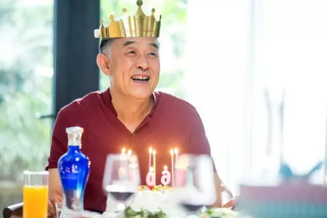 張譯、張國(guó)立、李建義領(lǐng)銜都市情感劇《我的親爹和后爸》今晚重磅播出！