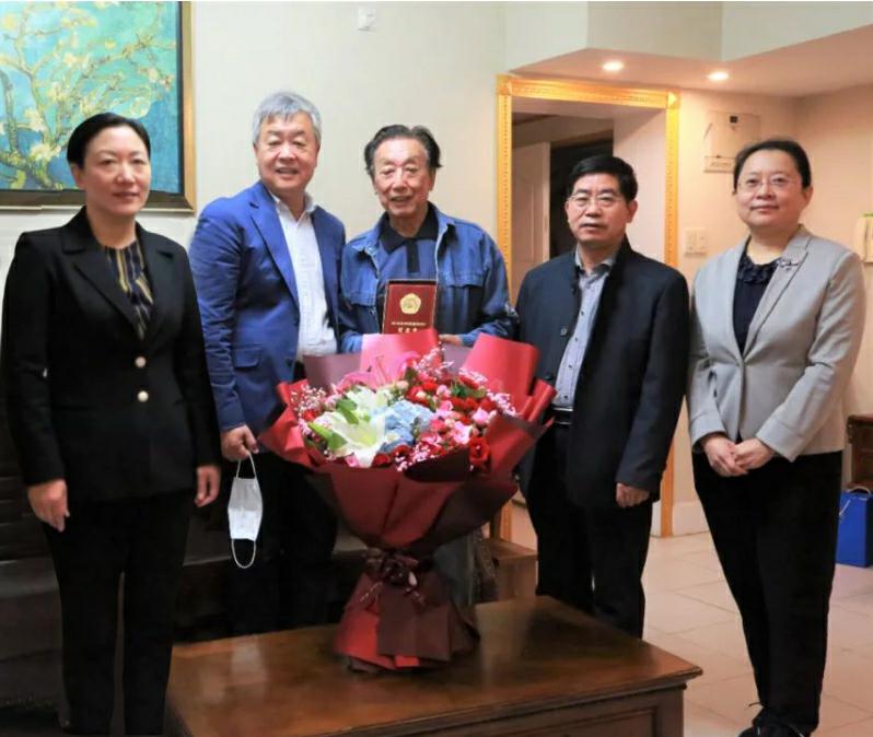 山影集團(tuán)領(lǐng)導(dǎo)向抗美援朝老戰(zhàn)士、老同志頒發(fā)紀(jì)念章